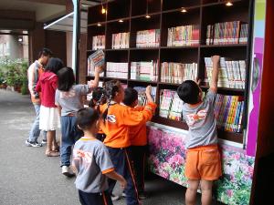 行動圖書車到校，開新視窗
